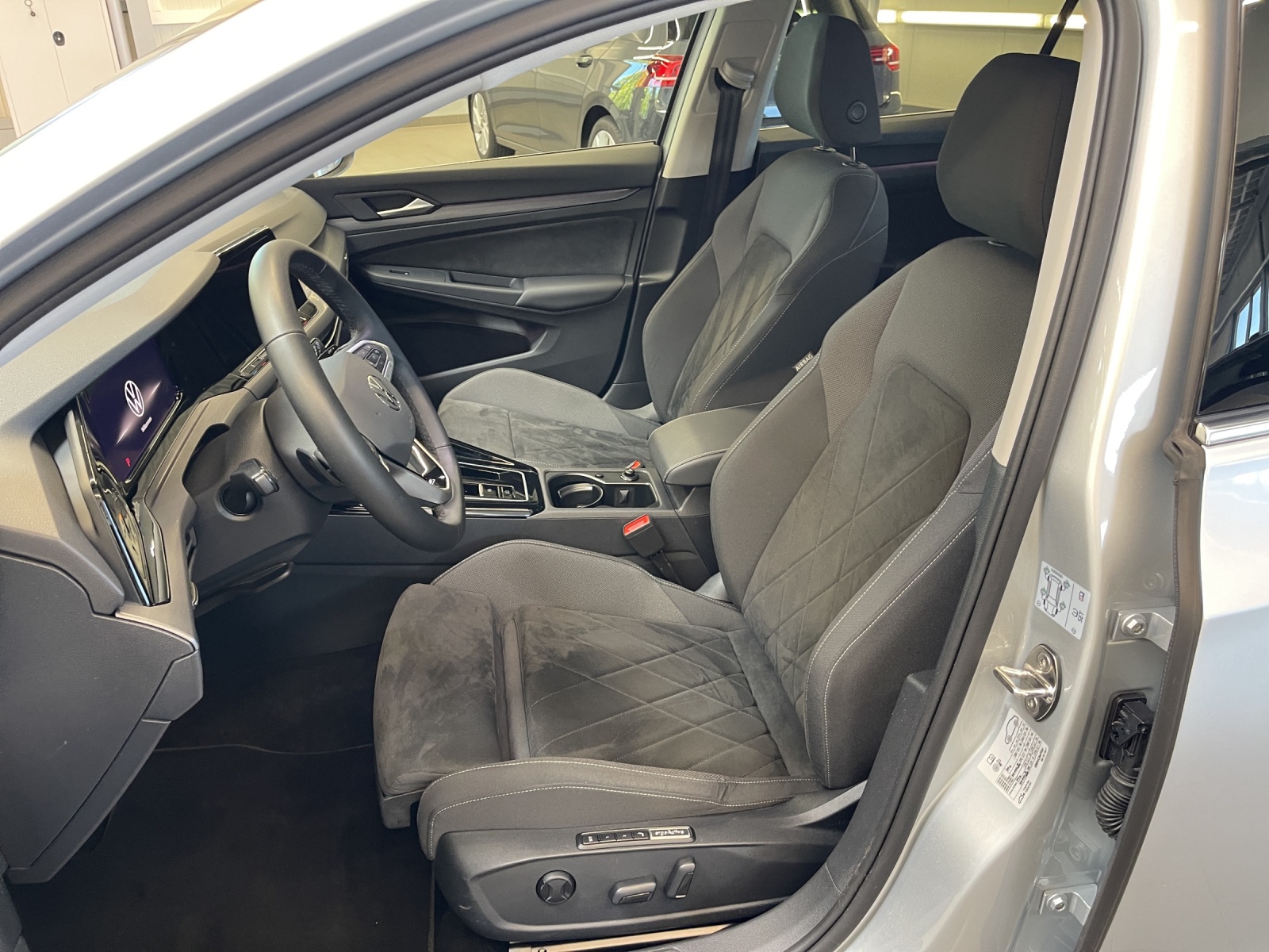 Golf VIII 2.0 TDI DSG Style IQ-Light TravelAssist Navi AHK