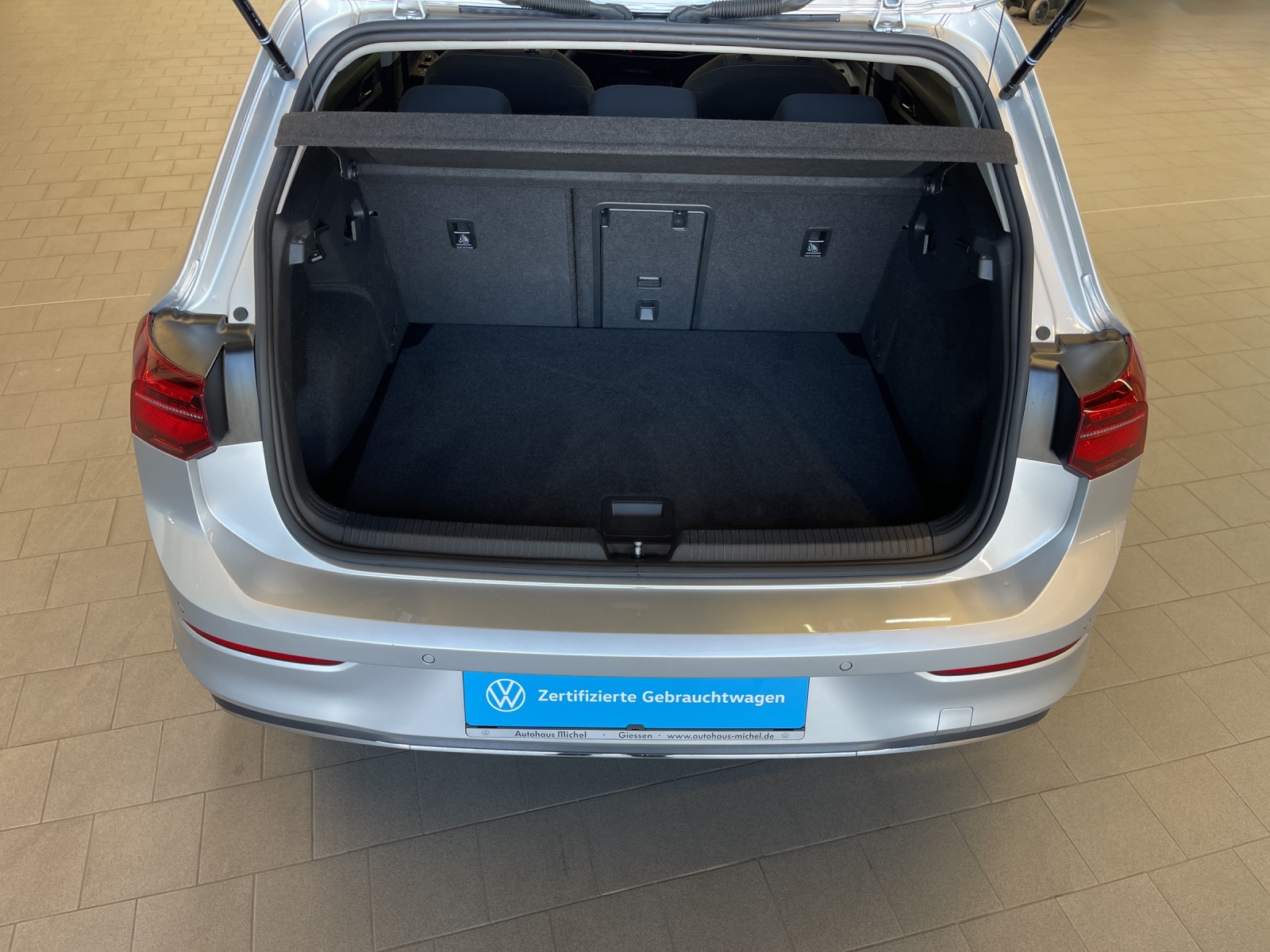 Golf VIII 2.0 TDI DSG Style IQ-Light TravelAssist Navi AHK