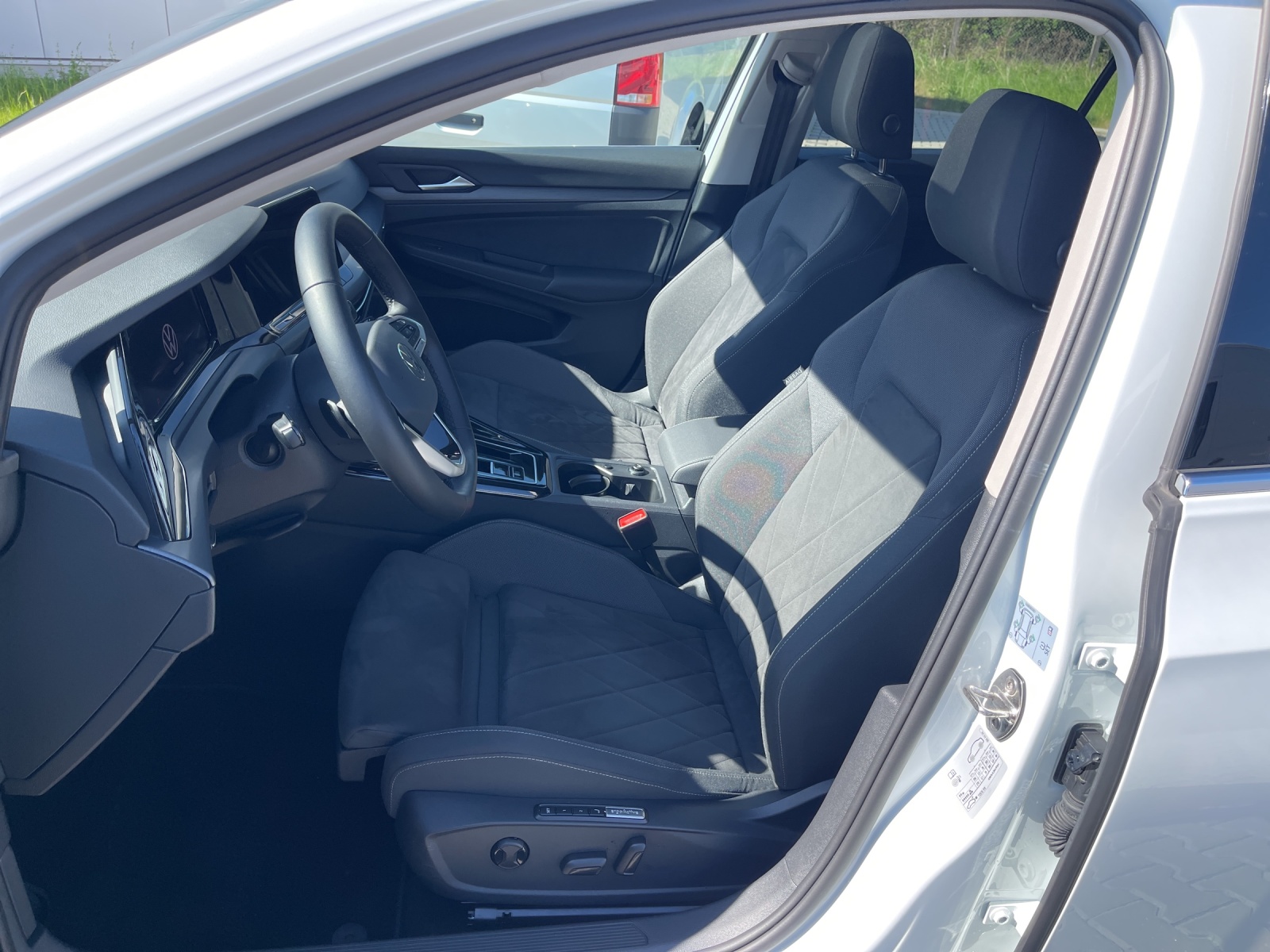 Golf VIII 1.5 eTSI DSG Style Panodach Navi Alu-18Zoll