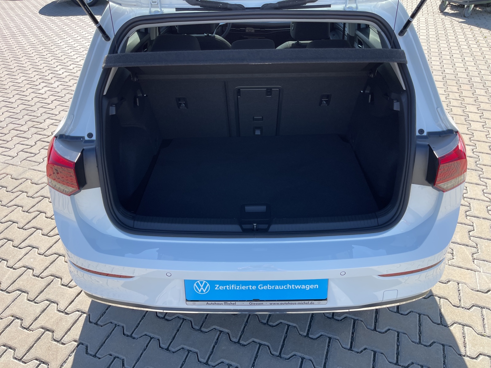 Golf VIII 1.5 eTSI DSG Style Panodach Navi Alu-18Zoll