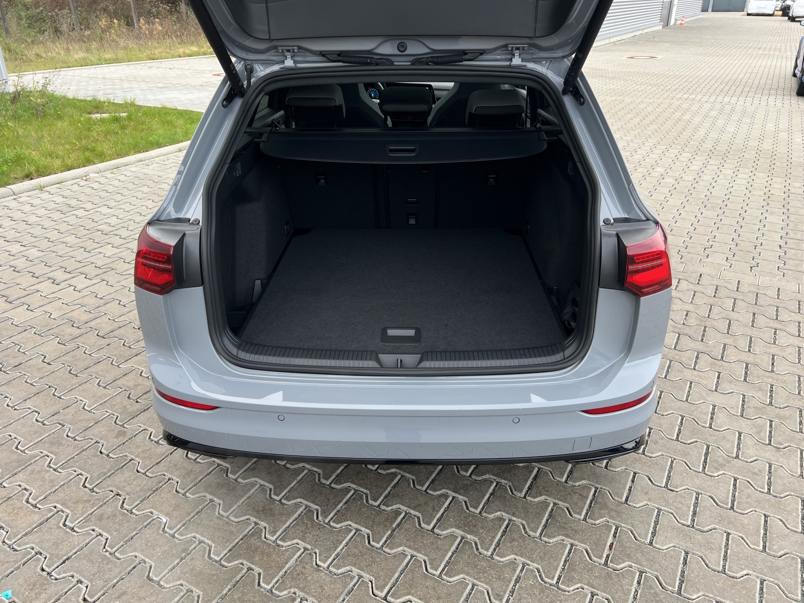 Golf VIII Variant 1.5 eTSI DSG R-Line 