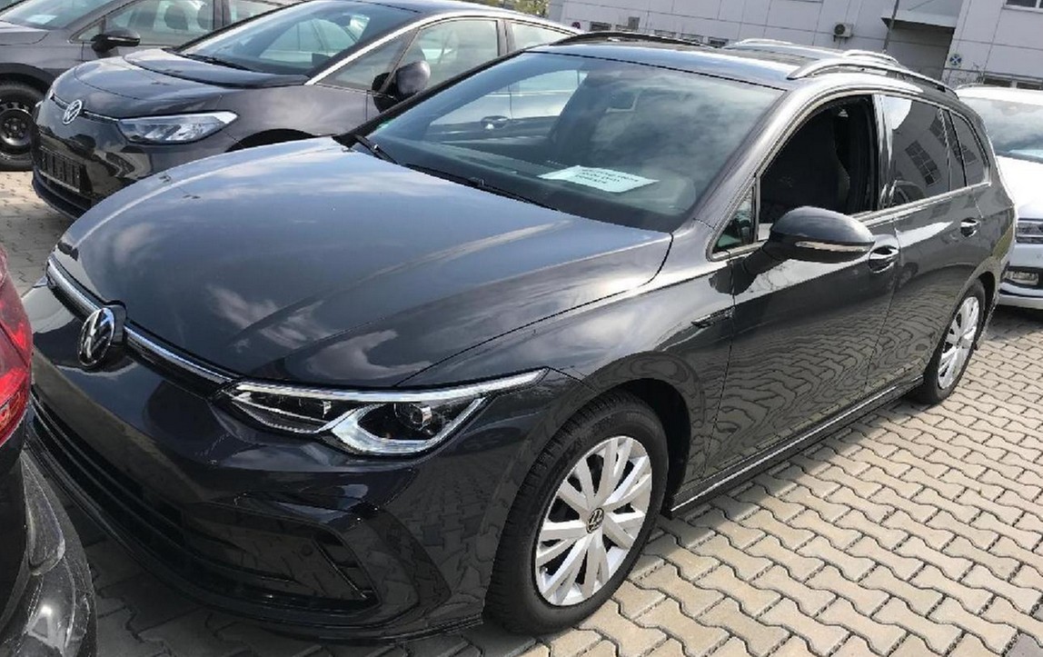 Golf VIII Variant 1.5 eTSI DSG R-Line IQ-Light Navi Alu-18Zoll Harmann-Kardon