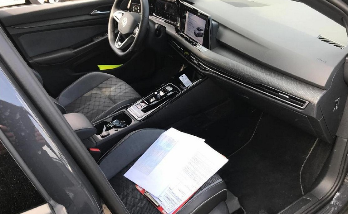 Golf VIII Variant 1.5 eTSI DSG R-Line IQ-Light Navi Alu-18Zoll Harmann-Kardon