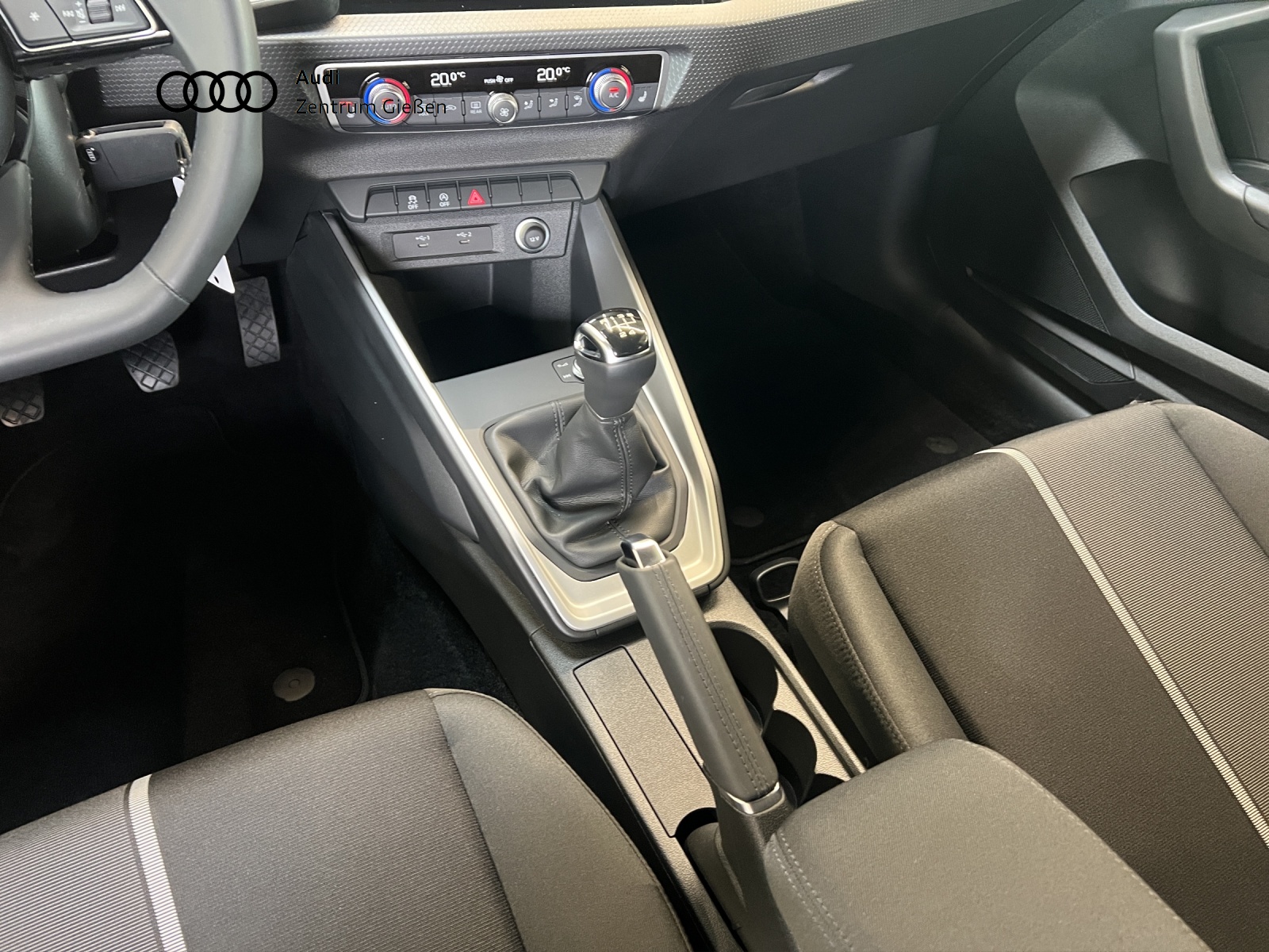 A1 Sportback 25 TFSI advanced black smartphone interface