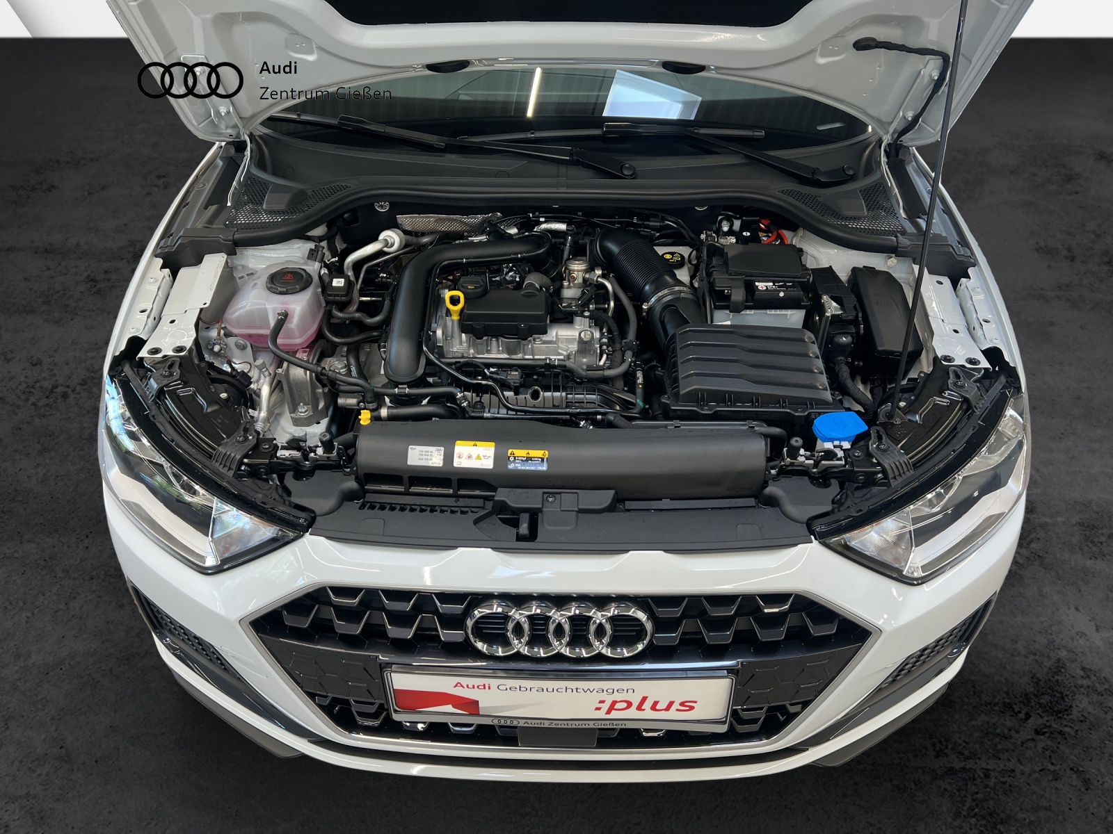 A1 Sportback 25 TFSI advanced black smartphone interface