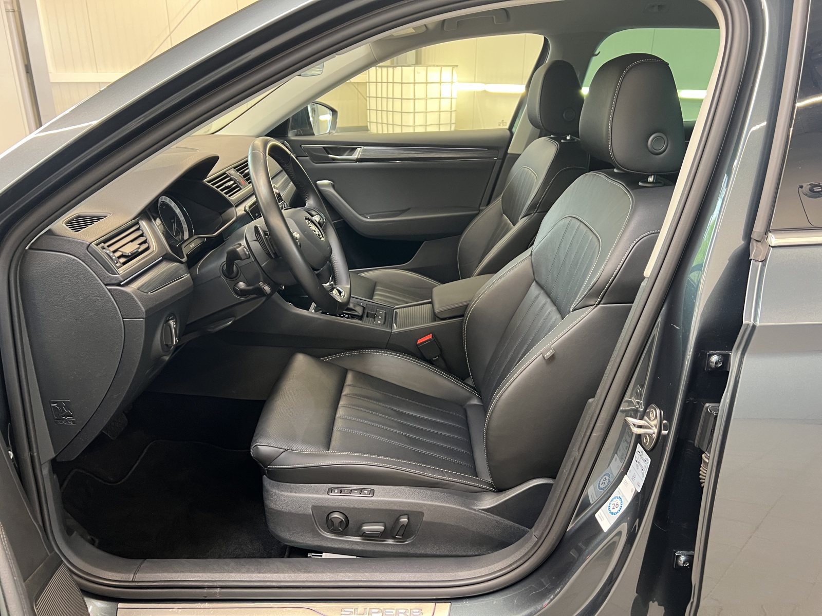 Superb Combi 2.0 TDI DSG Premium Edition LED-Matrix Navi AHK Leder