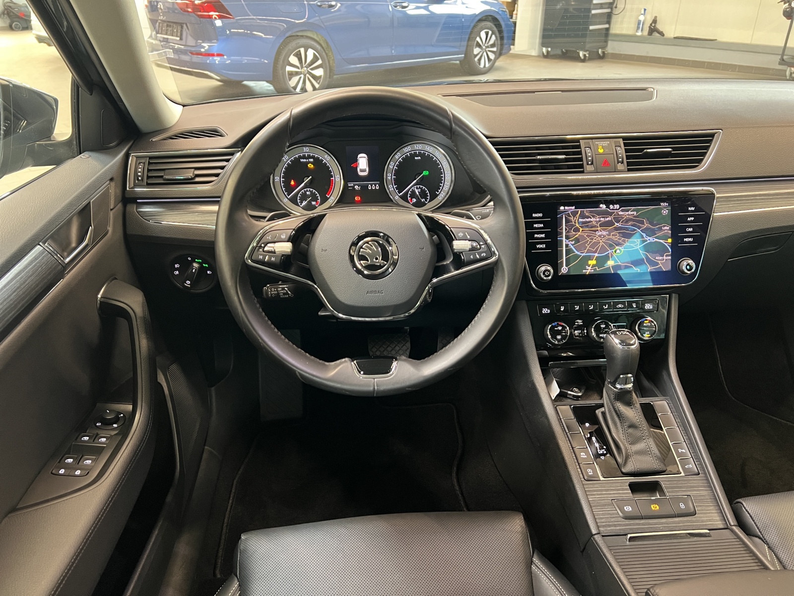 Superb Combi 2.0 TDI DSG Premium Edition LED-Matrix Navi AHK Leder
