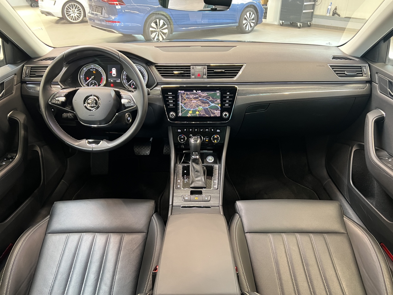 Superb Combi 2.0 TDI DSG Premium Edition LED-Matrix Navi AHK Leder