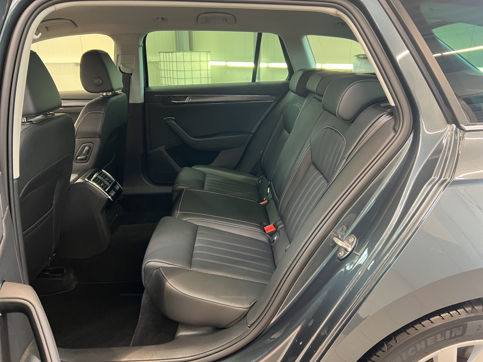 Superb Combi 2.0 TDI DSG Premium Edition LED-Matrix Navi AHK Leder