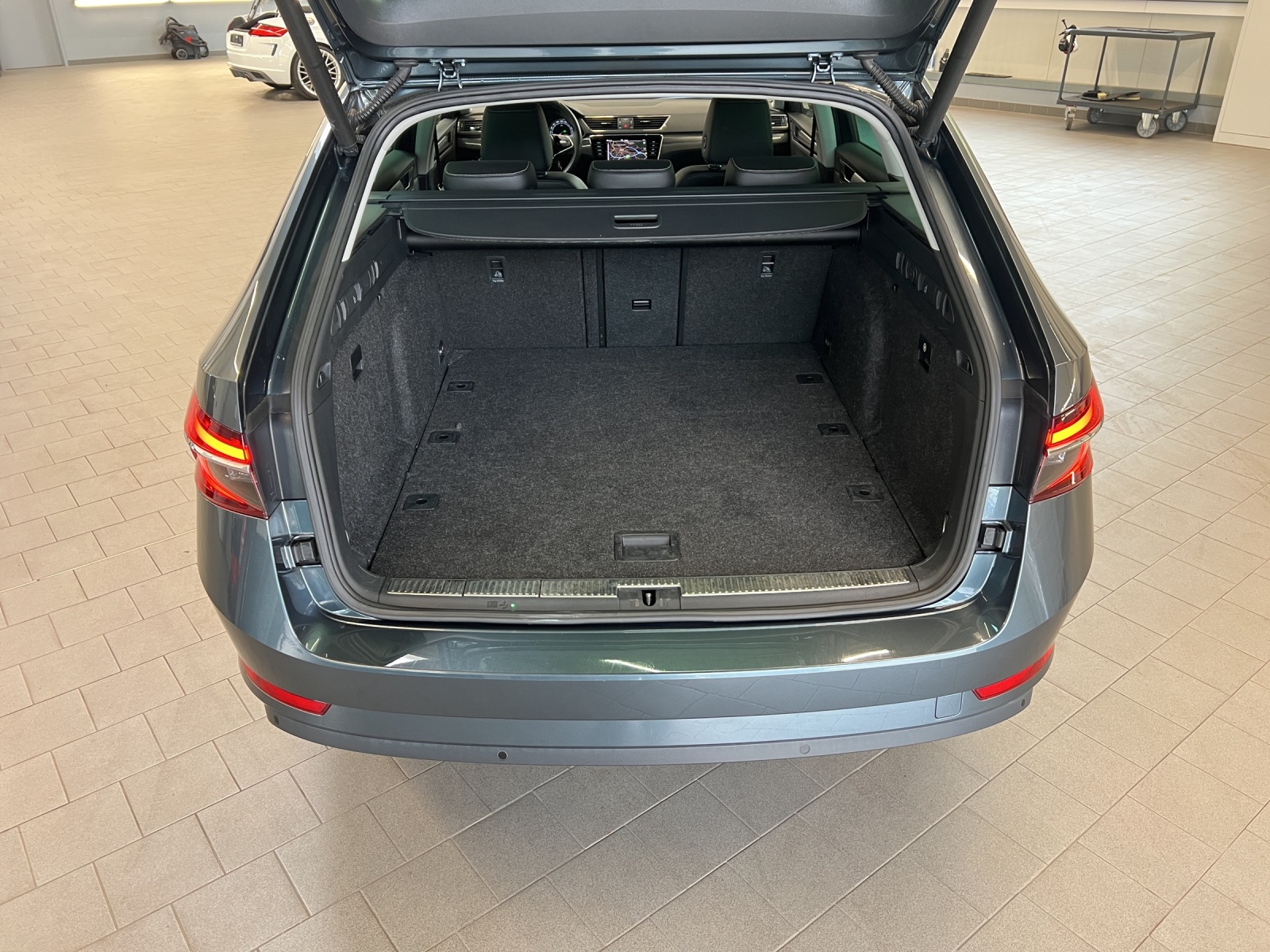 Superb Combi 2.0 TDI DSG Premium Edition LED-Matrix Navi AHK Leder