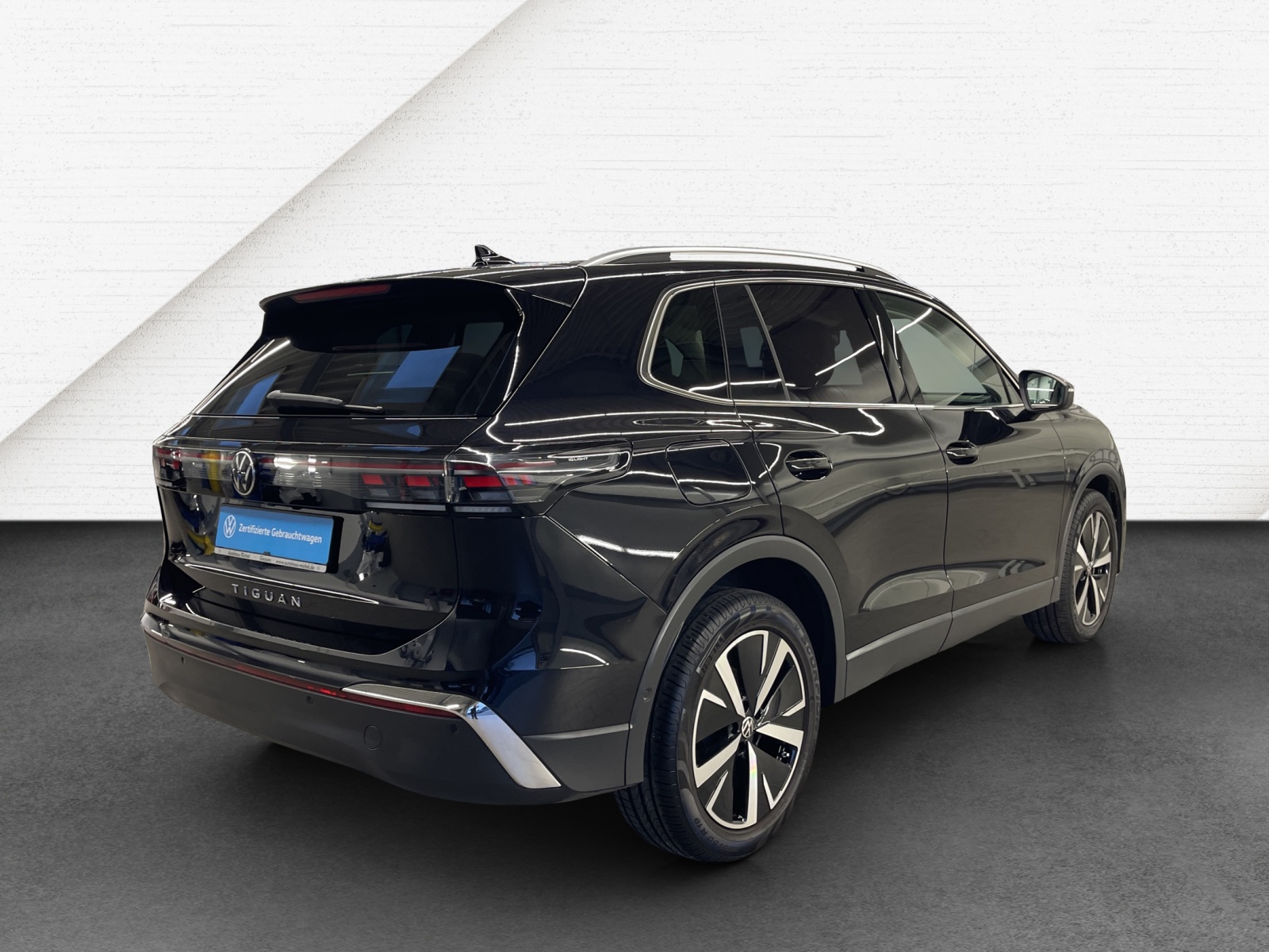 Tiguan 2.0 TDI DSG Elegance IQ-Light DCC Standheizung AHK Panodach