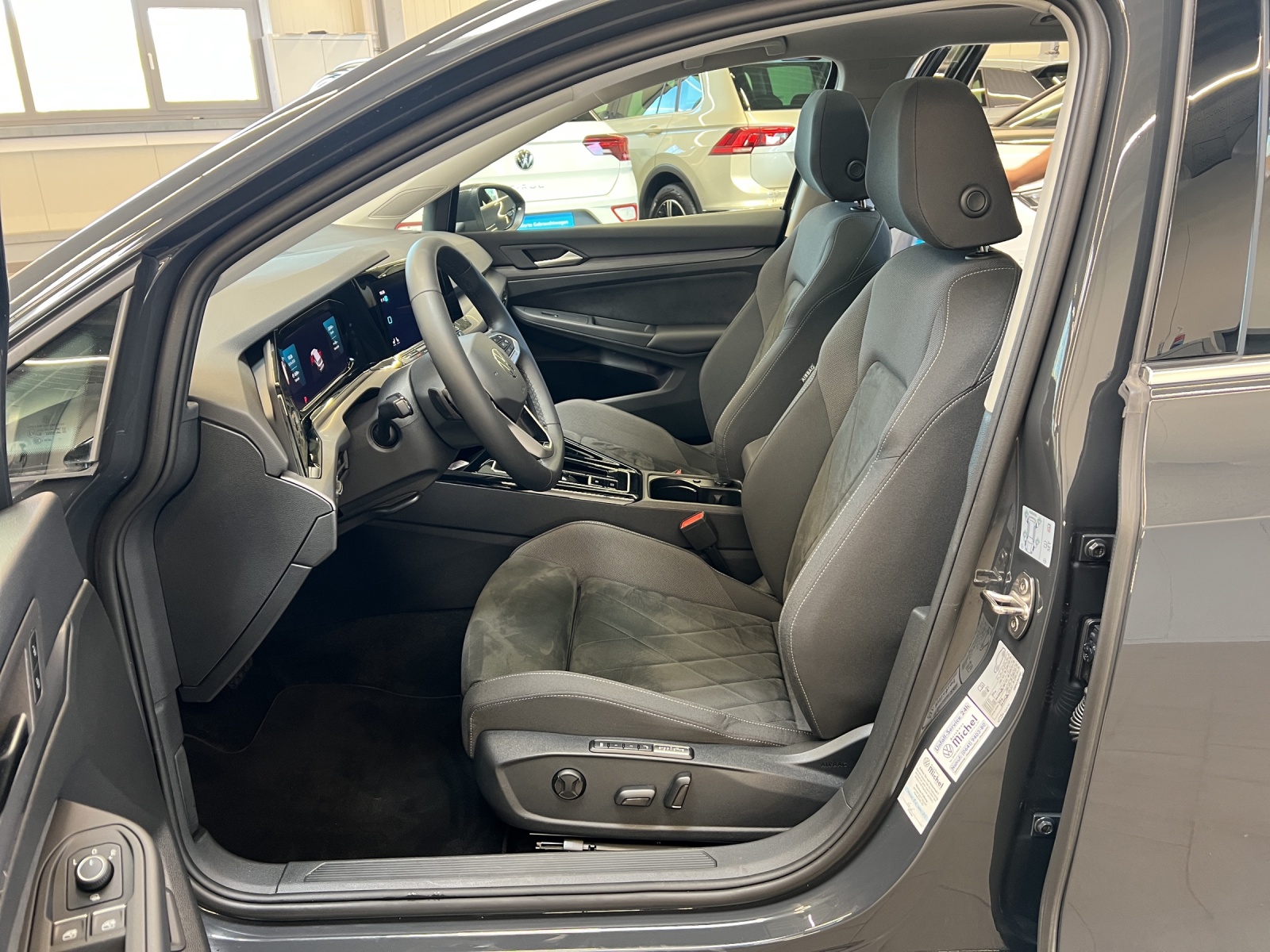 Golf VIII Variant 1.5 eTSI DSG Style IQ-Light Panodach Navi AHK ACC