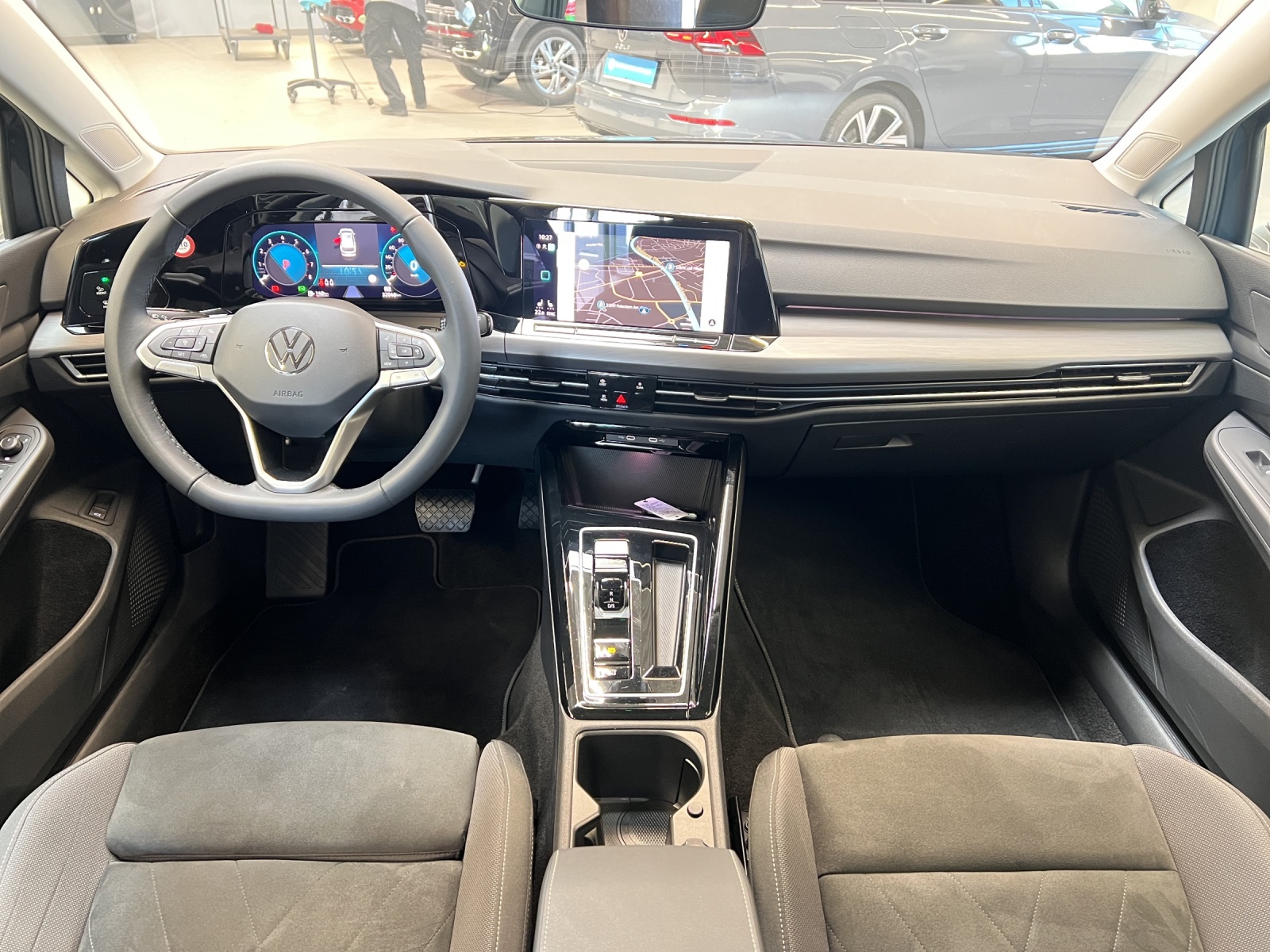 Golf VIII Variant 1.5 eTSI DSG Style IQ-Light Panodach Navi AHK ACC