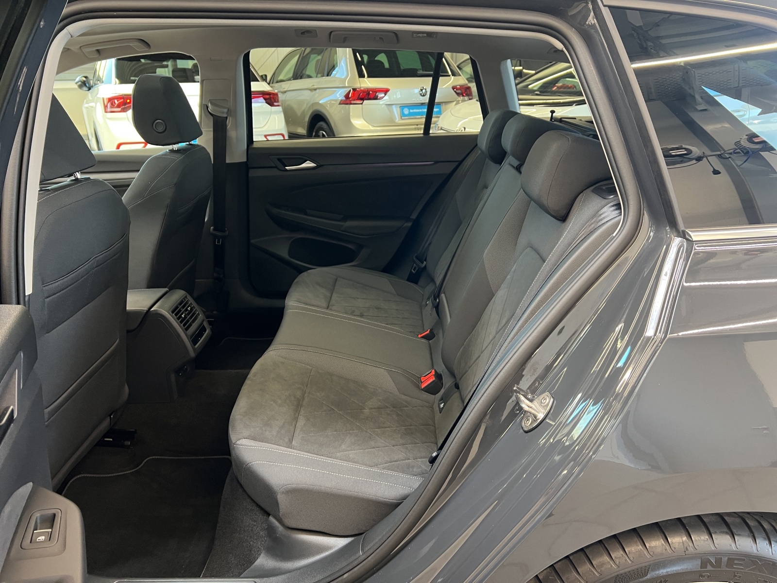 Golf VIII Variant 1.5 eTSI DSG Style IQ-Light Panodach Navi AHK ACC