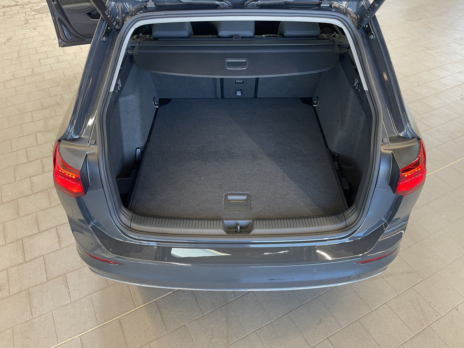 Golf VIII Variant 1.5 eTSI DSG Style IQ-Light Panodach Navi AHK ACC