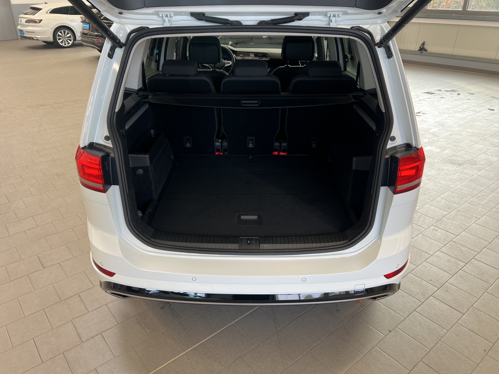 Touran 1.5 TSI DSG Highline R-Line LED TravelAssist Navi AHK Rückkamera
