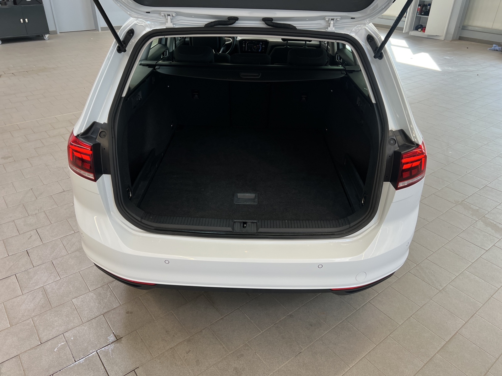 Passat Variant 2.0 TDI DSG Business LED TravelAssist Navi Rückkamera