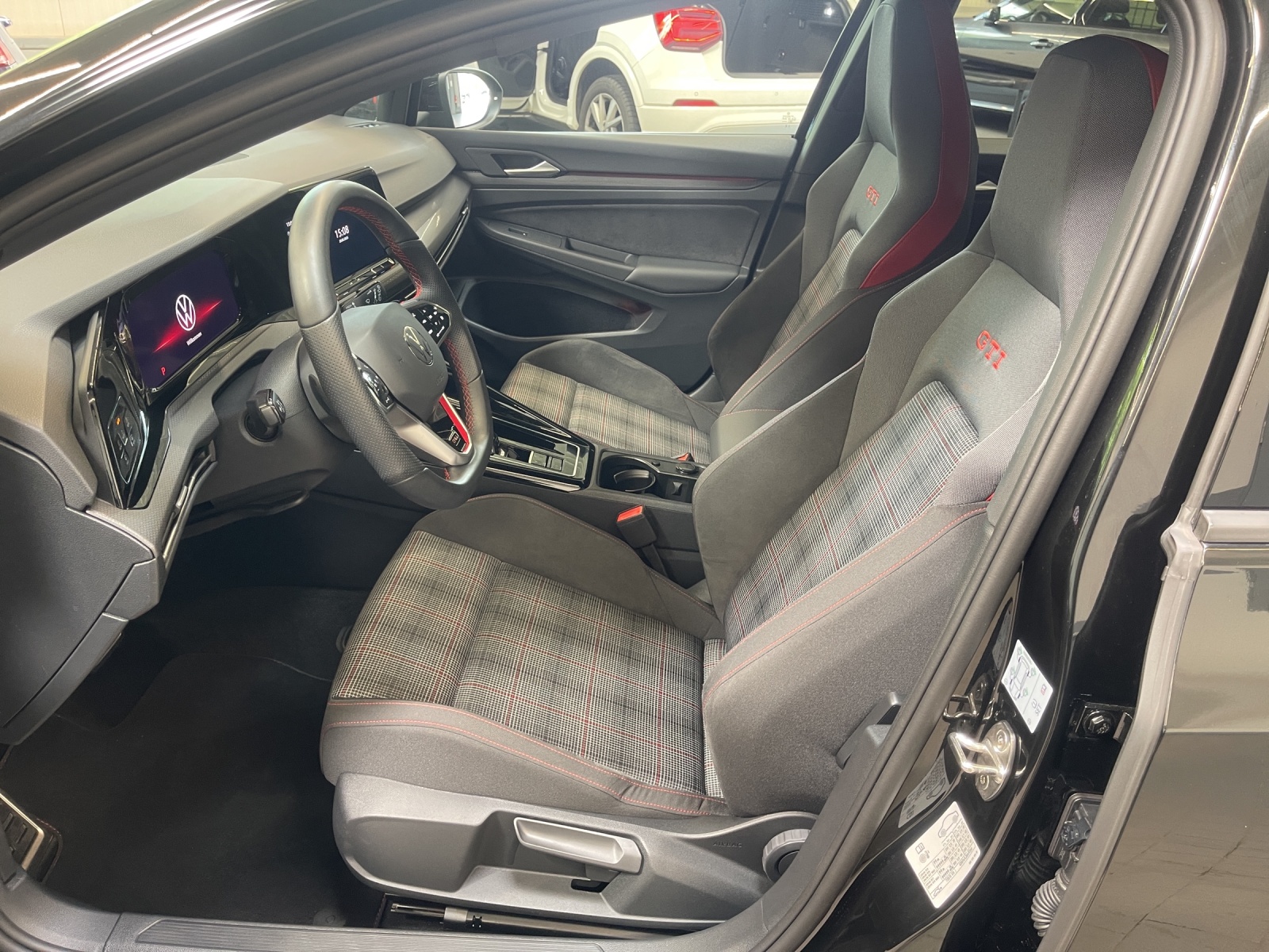 Golf VIII 2.0 TSI DSG GTI IQ-Light DCC HeadUp Navi Alu-19Zoll