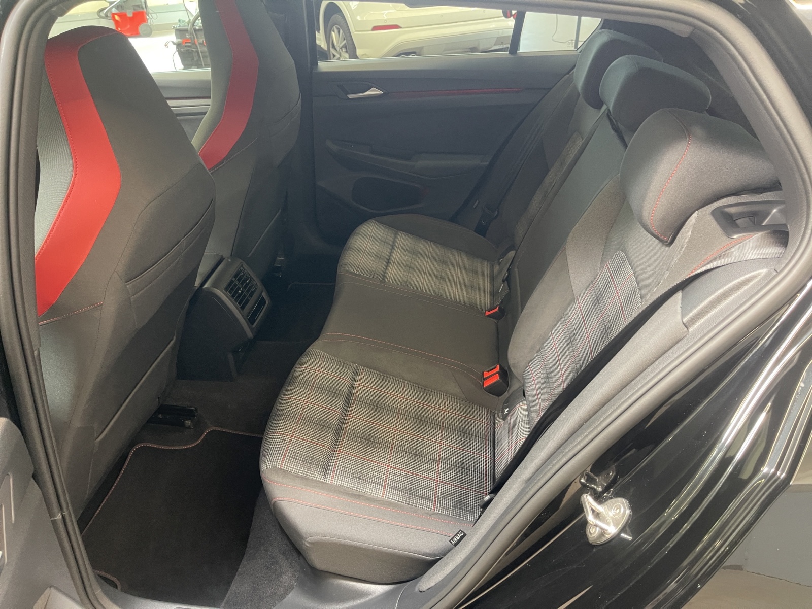 Golf VIII 2.0 TSI DSG GTI IQ-Light DCC HeadUp Navi Alu-19Zoll