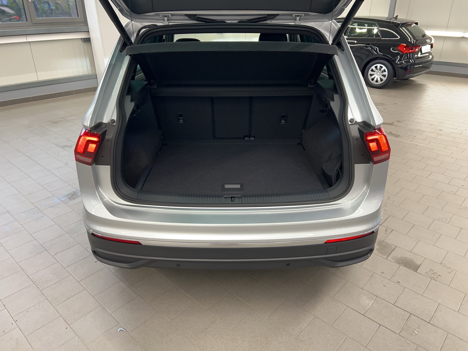 Tiguan 2.0 TDI DSG Move LED-Matrix Navi El.Klappe AHK 18Zoll-Alu