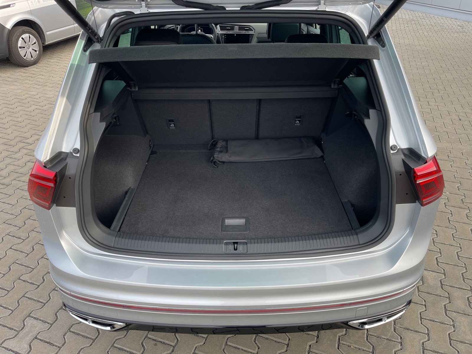 Tiguan Allspace 2.0 TDI DSG 4M R-Line IQ-Light DCC Standheizung Navi AHK