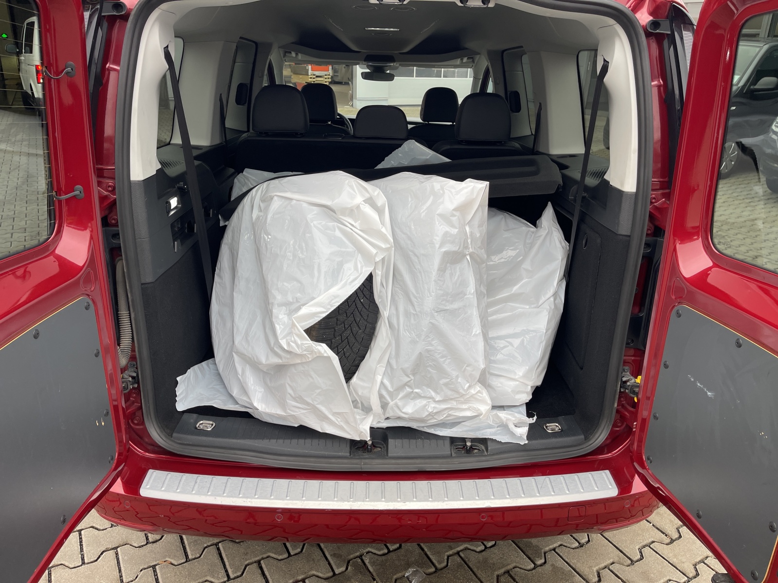CaddyMaxi Style 2.0 TDI DSG AHK LED Heckflügeltüren ACC Navi SH