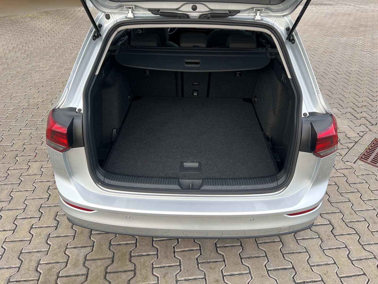 Golf VIII Variant 2.0 TDI DSG Life LED TravelAssist Navi AHK