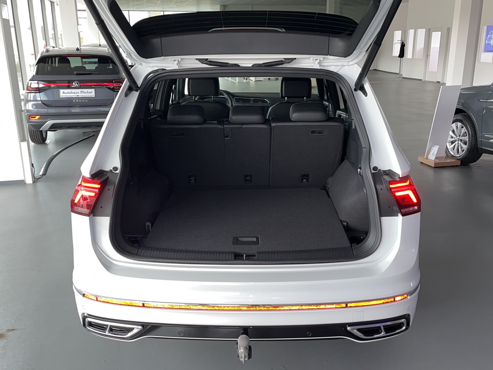 Tiguan Allspace 2.0 TDI DSG 4M R-Line IQ-Light HeadUp Navi AHK