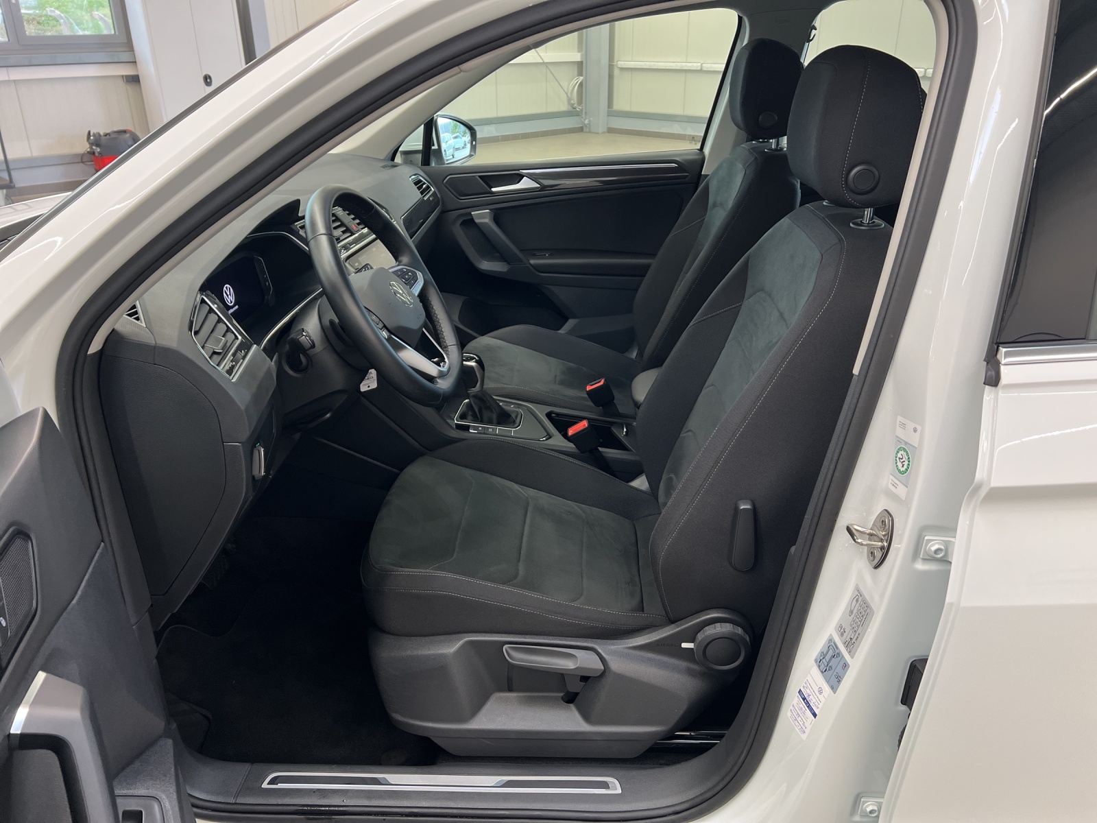 Tiguan 2.0 TDI DSG Elegance IQ-Light Standheizung TravelAssist Navi