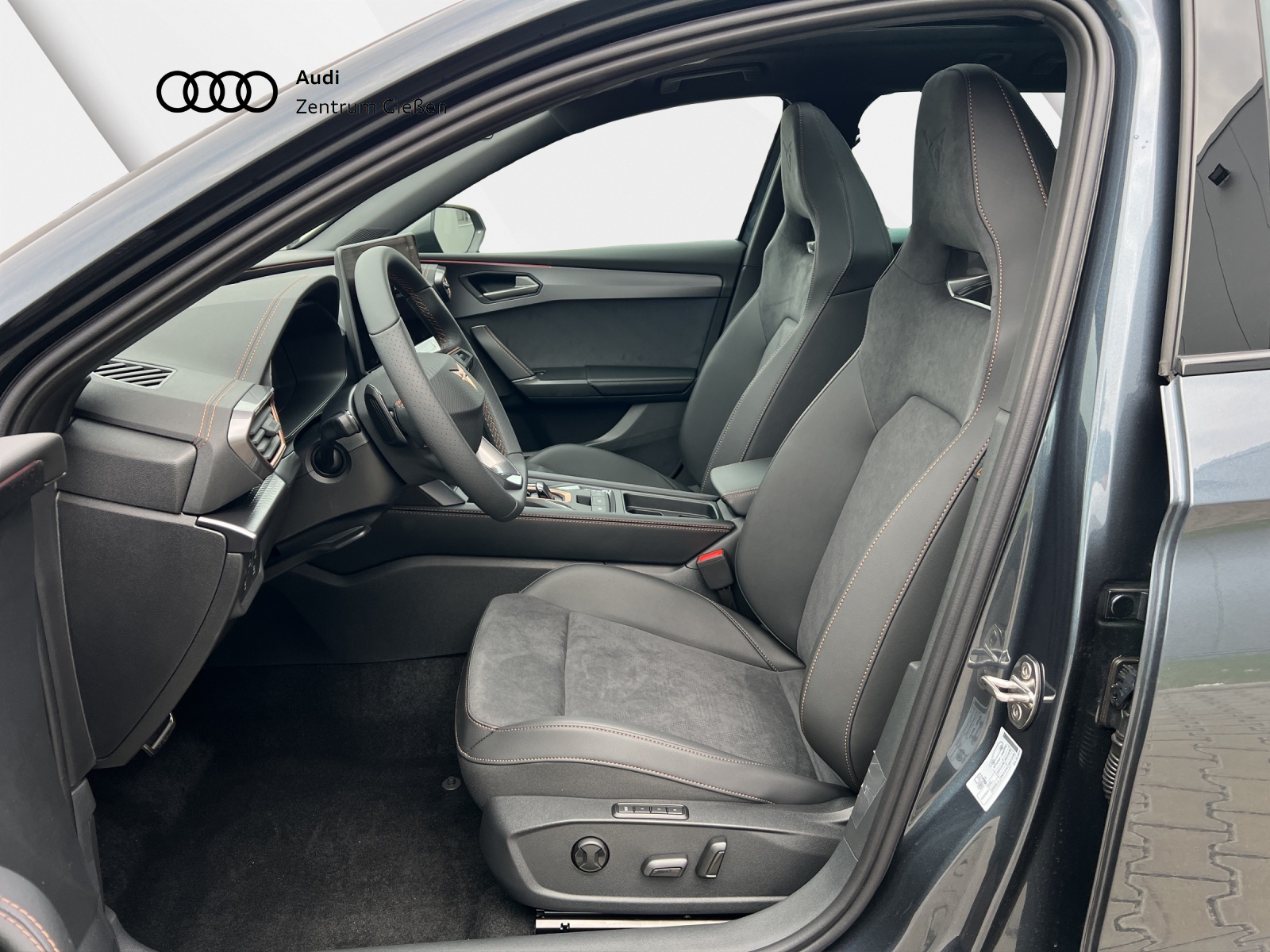 Leon Sportstourer 2.0 TSI 4Drive DSG VZ PANO AHK NAVI ACC DCC LED